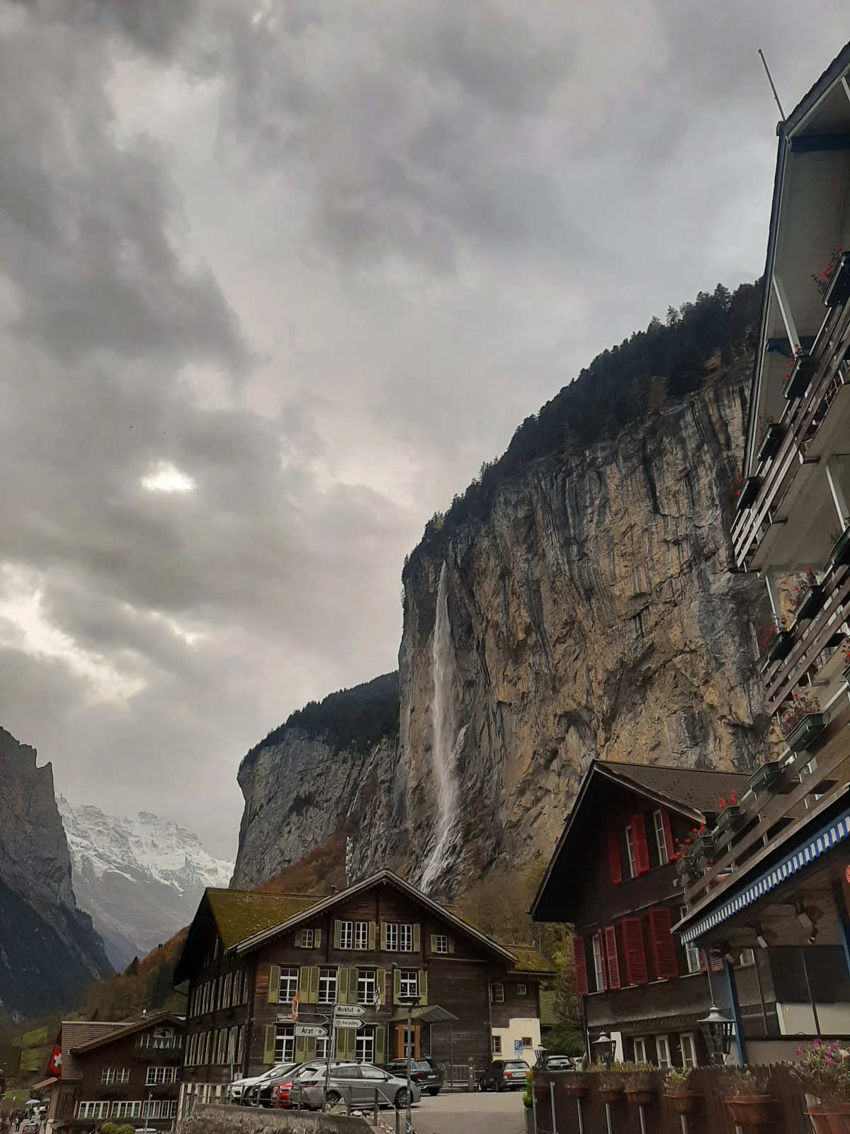 Staubbach waterfall seen from Lauterbrunnen